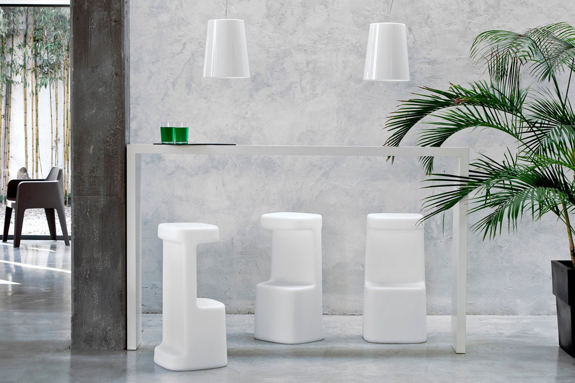 Tabourets Serif 860 blancs en situation