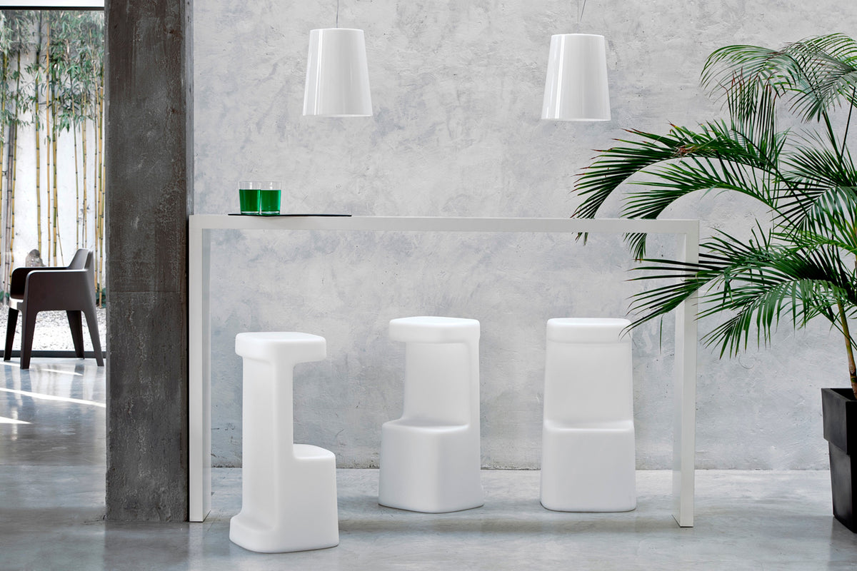 Tabourets Serif 860 blancs en situation