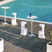 Tabourets Serif 860 blancs en terrasse au bord d'une piscine