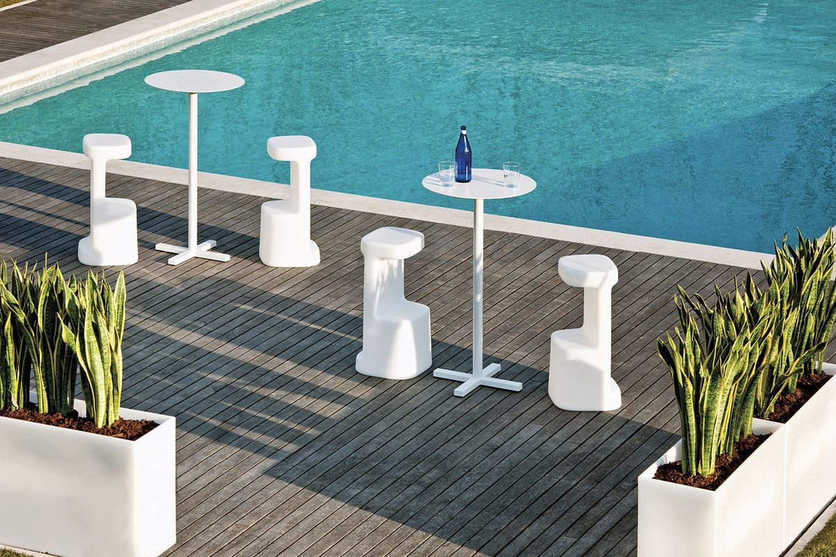 Tabourets Serif 860 blancs en terrasse au bord d'une piscine