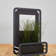 Séparateur mobile Siena Mini Module Ezpeleta avec jardinière sur une terrasse