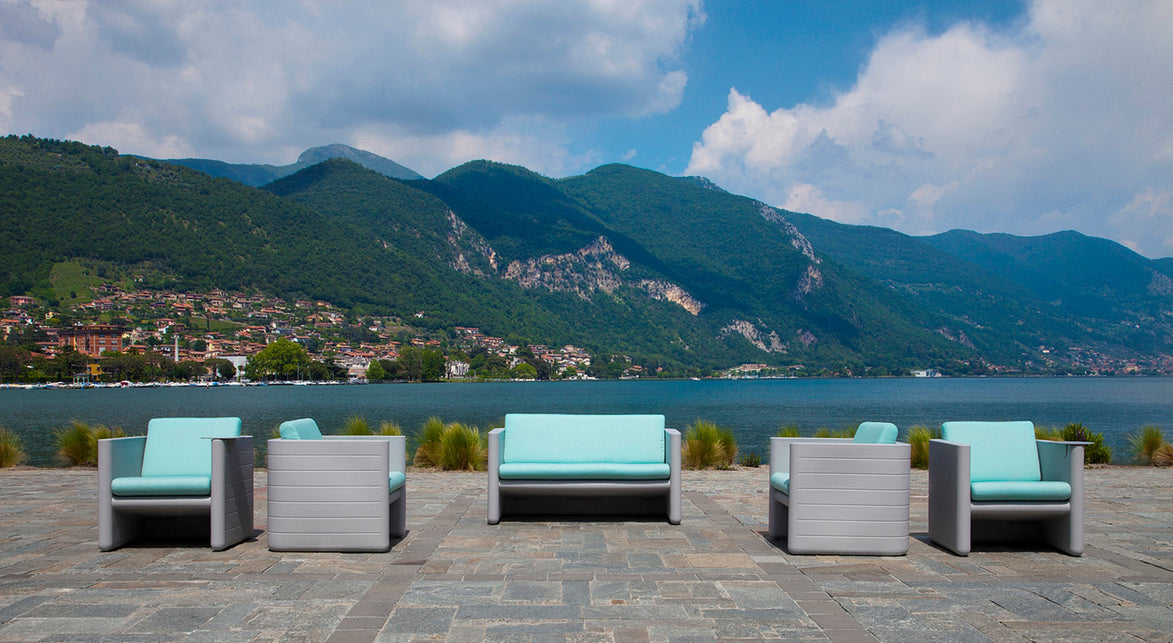 Gamme Sunset Pedrali avec coussins en terrasse, mobilier CHR