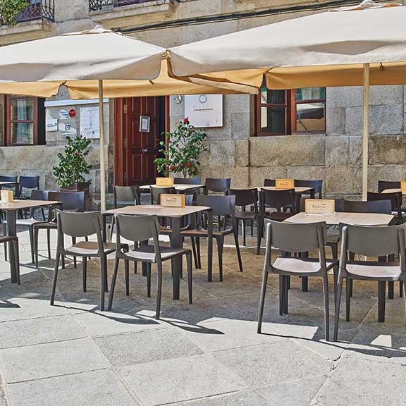 Table One Ezpeleta en terrasse, mobilier CHR
