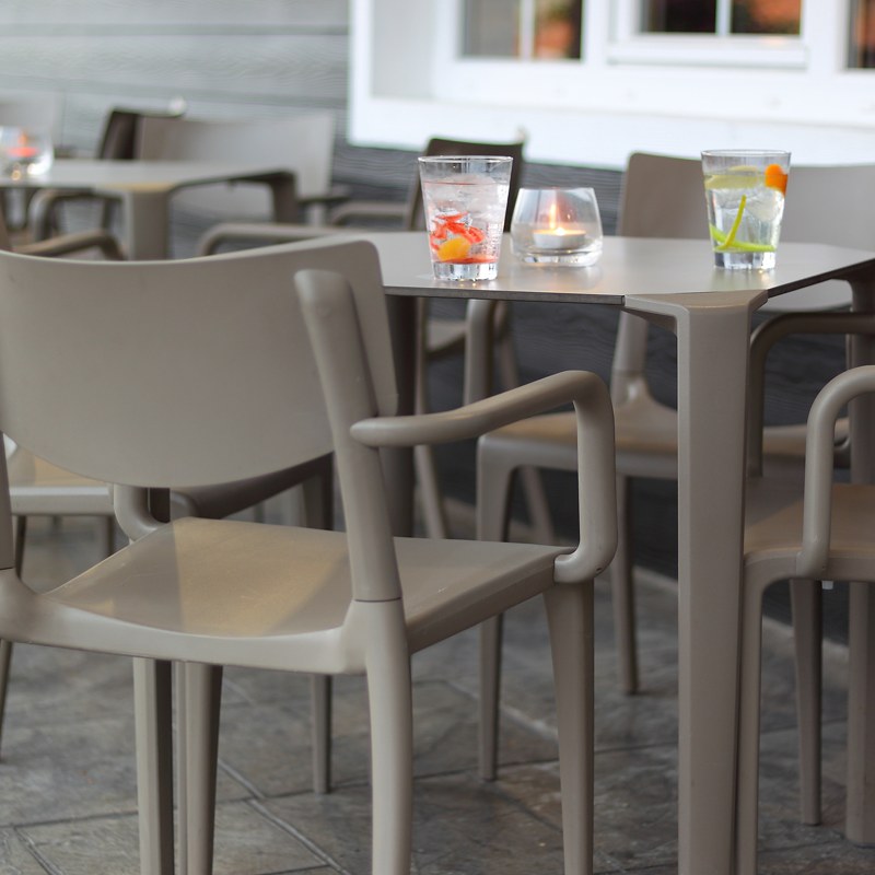 Table One Ezpeleta en terrasse, mobilier CHR