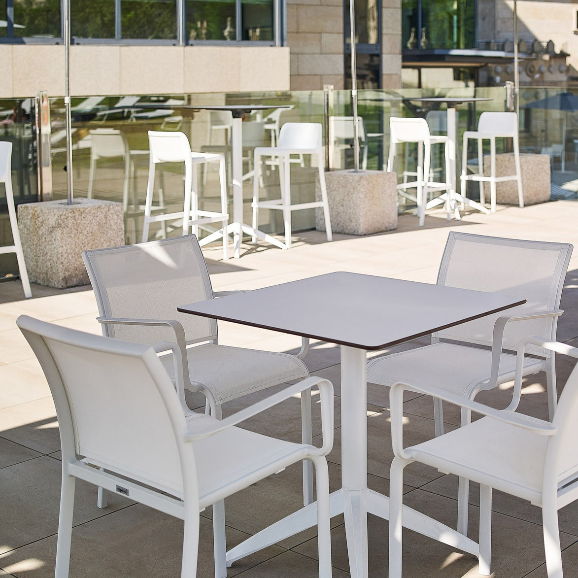 Table Quatro Duo Fix Ezpeleta en terrasse, mobilier CHR
