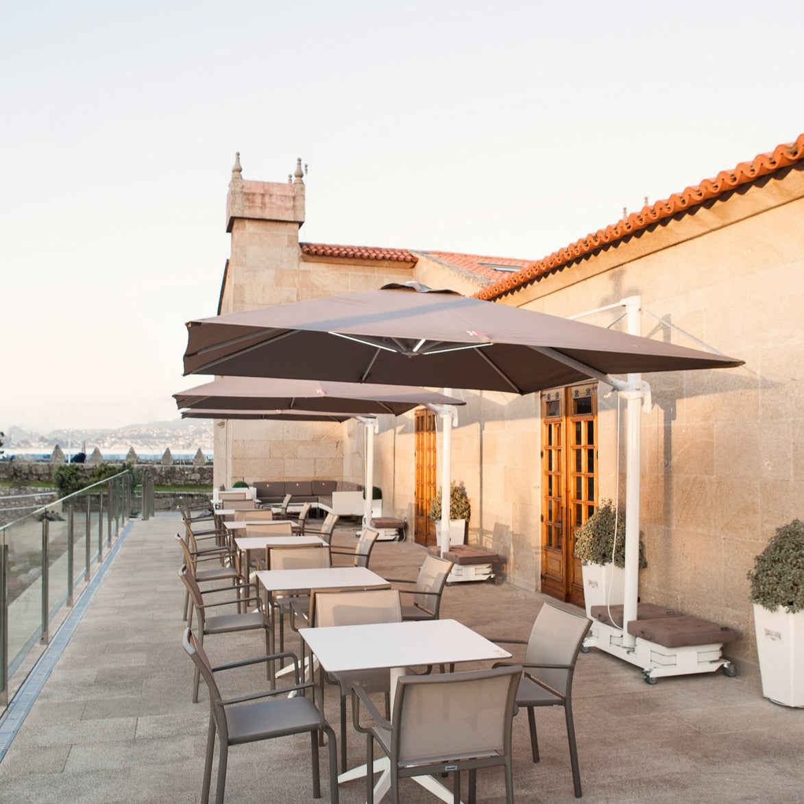 Table Quatro Duo Fix Ezpeleta en terrasse, mobilier CHR