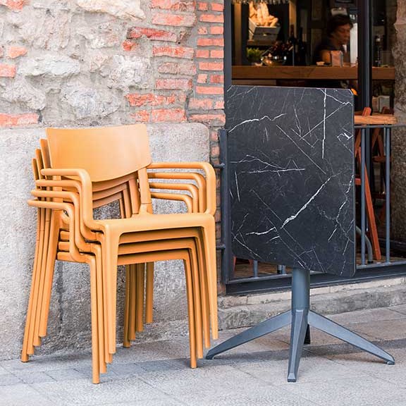 Table Quatro Fold Ezpeleta en situation, mobilier CHR