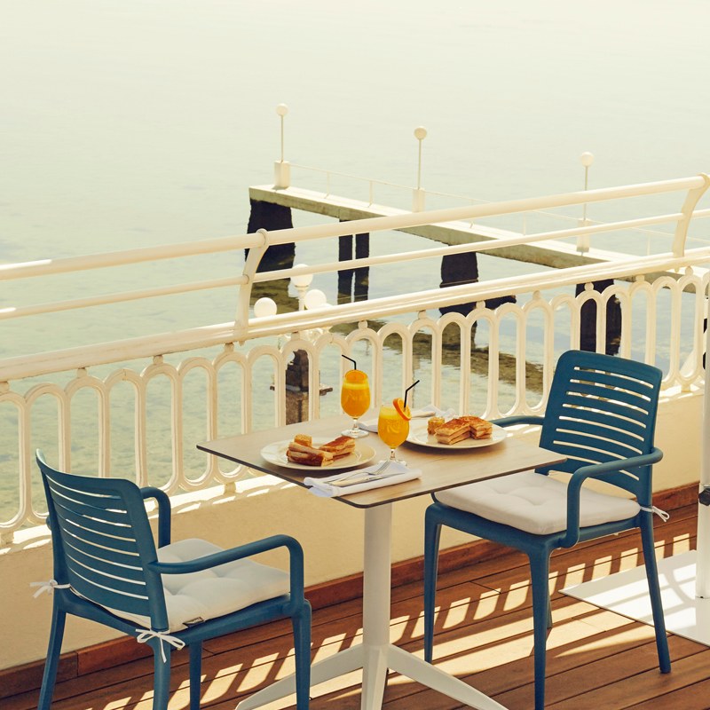 Table Quatro Fold Ezpeleta en situation, mobilier CHR