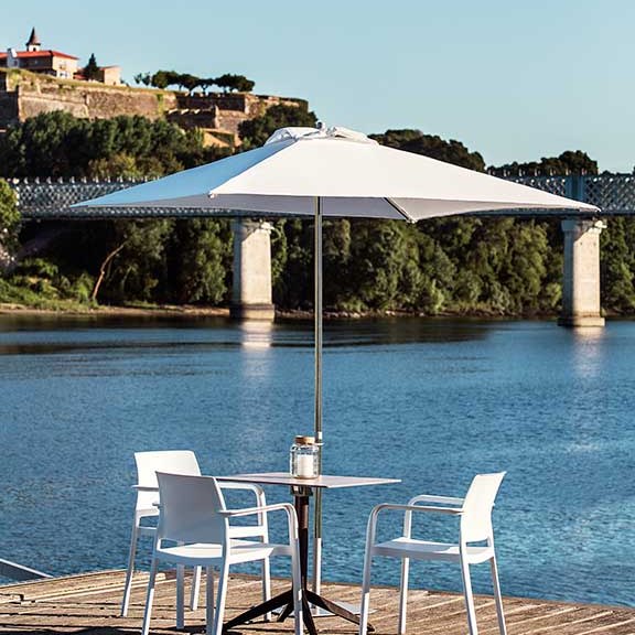 Table Quatro Fold ronde Ezpeleta en situation, mobilier CHR