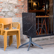 Table Quatro Fold ronde Ezpeleta en situation, mobilier CHR