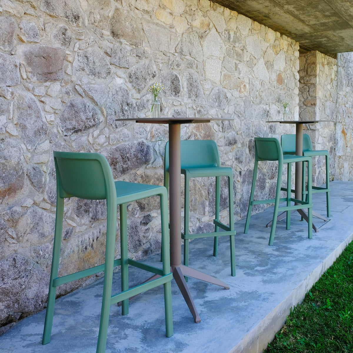 Table haute Quatro High Fix Ezpeleta en terrasse, mobilier CHR