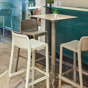 Table haute Quatro High Fix Ezpeleta en terrasse, mobilier CHR