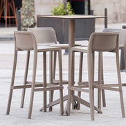 Table haute Quatro High Fix Ezpeleta en terrasse, mobilier CHR