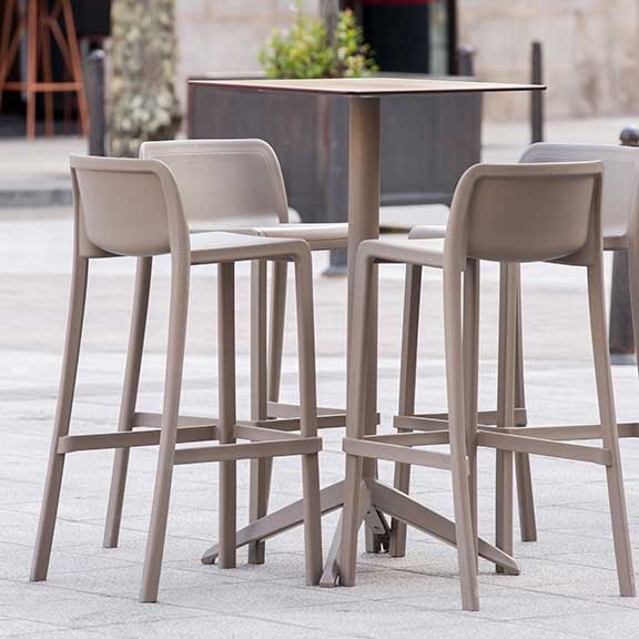 Table haute Quatro High Fix Ezpeleta en terrasse, mobilier CHR