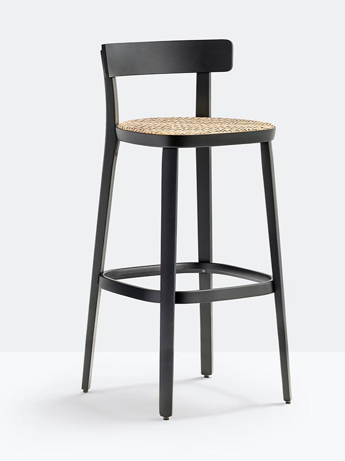 Tabouret de bar Folk canné vue de trois quarts