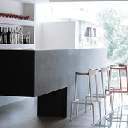 Tabourets de bar Happy blancs dans un bar