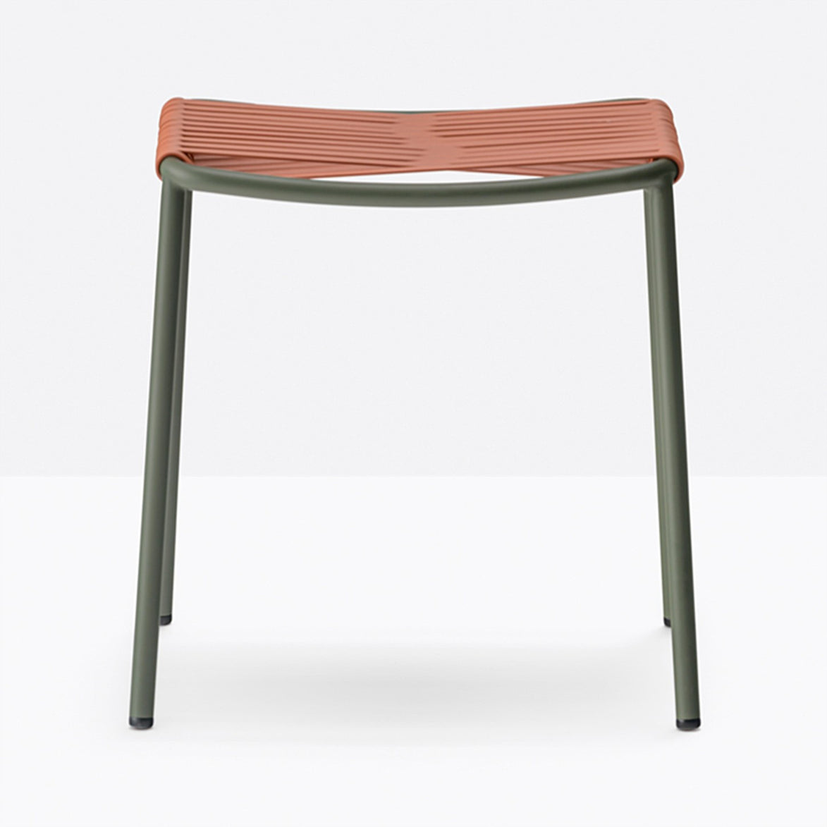 Tabouret bas Philía vert, tressage terracotta