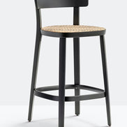 Tabouret de comptoir Folk canné vue de trois quarts