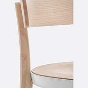 Détail du dossier en frêne du tabouret Folk