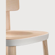 Détail de l'assise et du repose-pieds du tabouret Folk