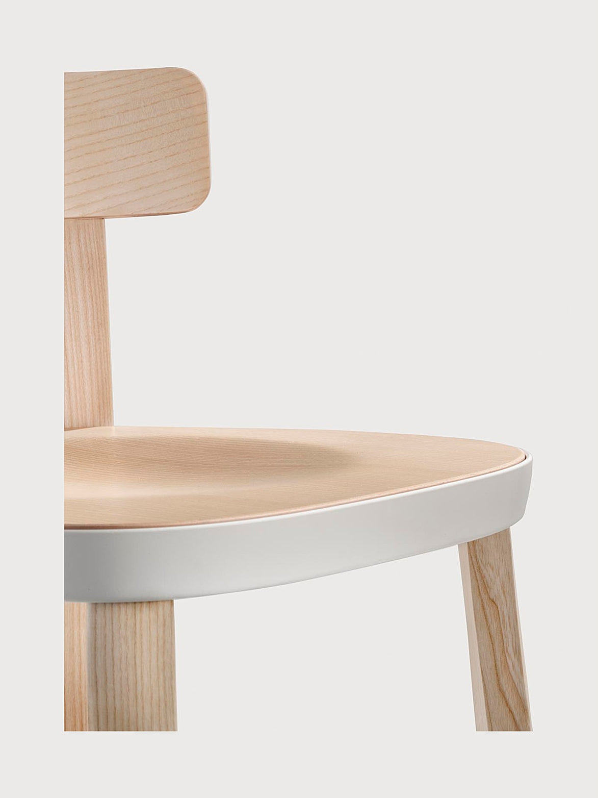 Détail de l'assise et du repose-pieds du tabouret Folk