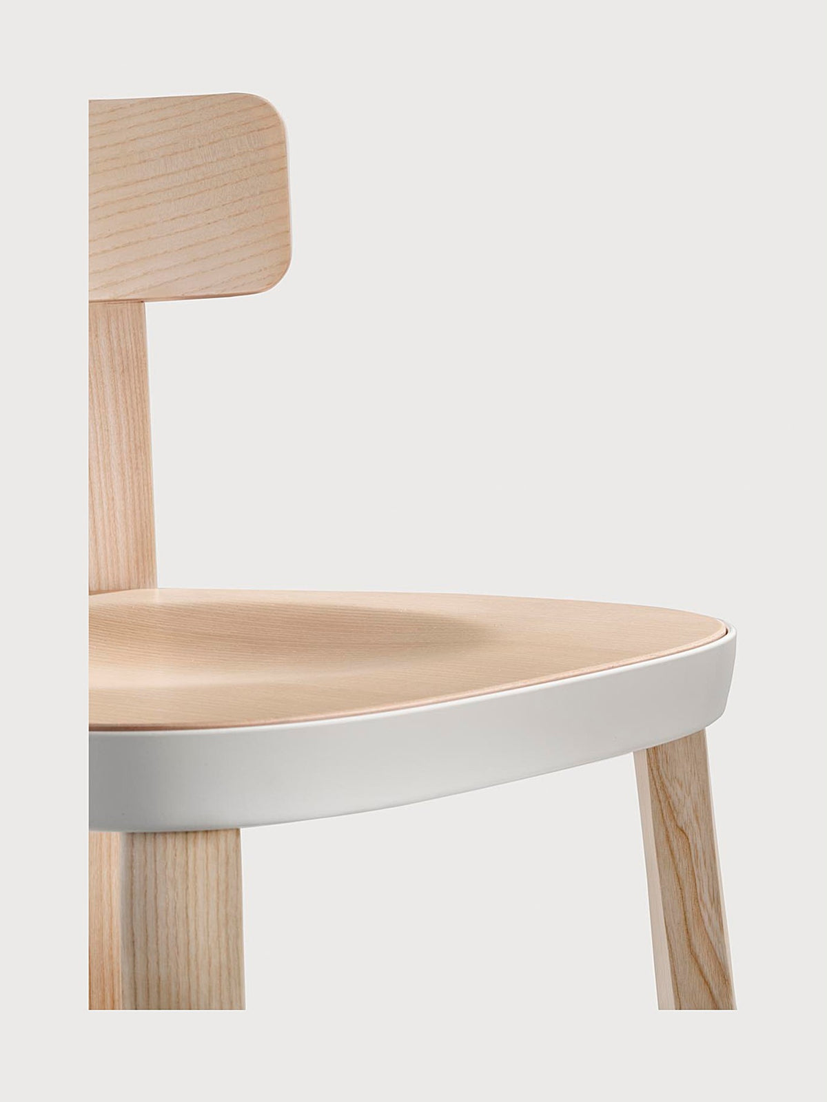 Détail de l'assise et du repose-pieds du tabouret Folk