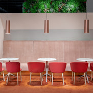 Salle de restaurant avec tables à plateau en marbre reconstitué, mobilier CHR