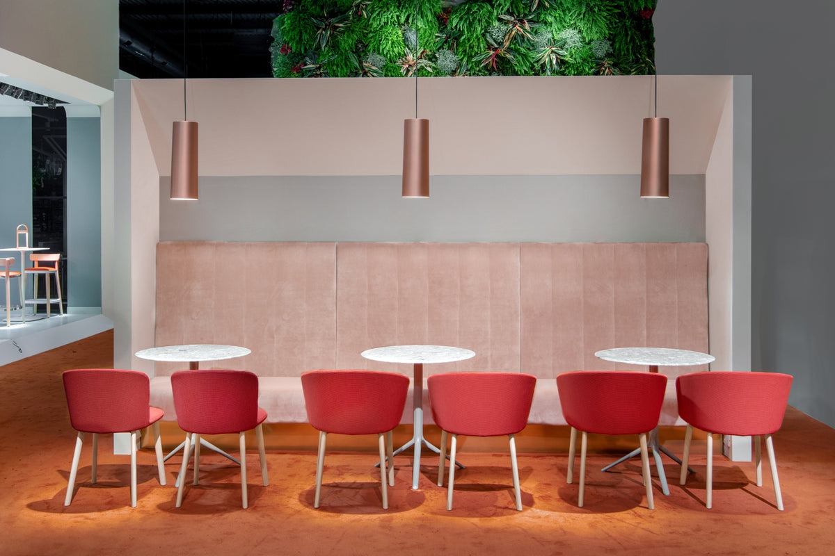 Salle de restaurant avec tables à plateau en marbre reconstitué, mobilier CHR