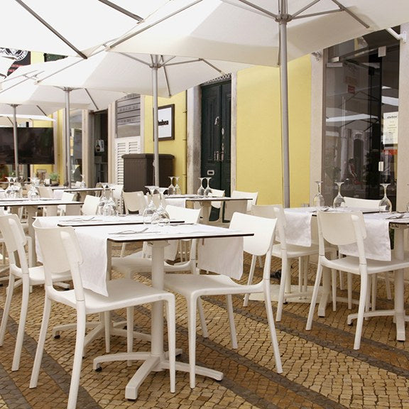 Parasol Vigo Ø 300 cm Ezpeleta en situation sur une terrasse CHR