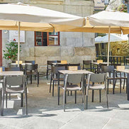 Parasol Vigo Ø 300 cm Ezpeleta en situation sur une terrasse CHR