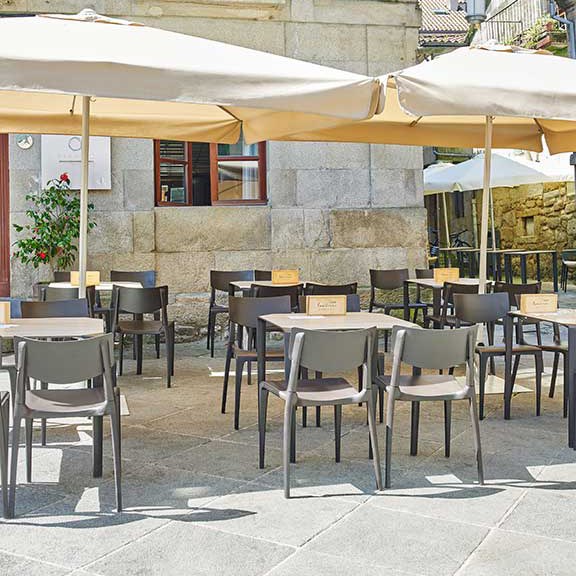 Parasol Vigo Ø 300 cm Ezpeleta en situation sur une terrasse CHR