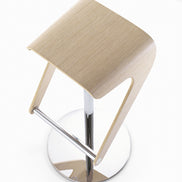 Détail de l'assise en chêne du tabouret Woody