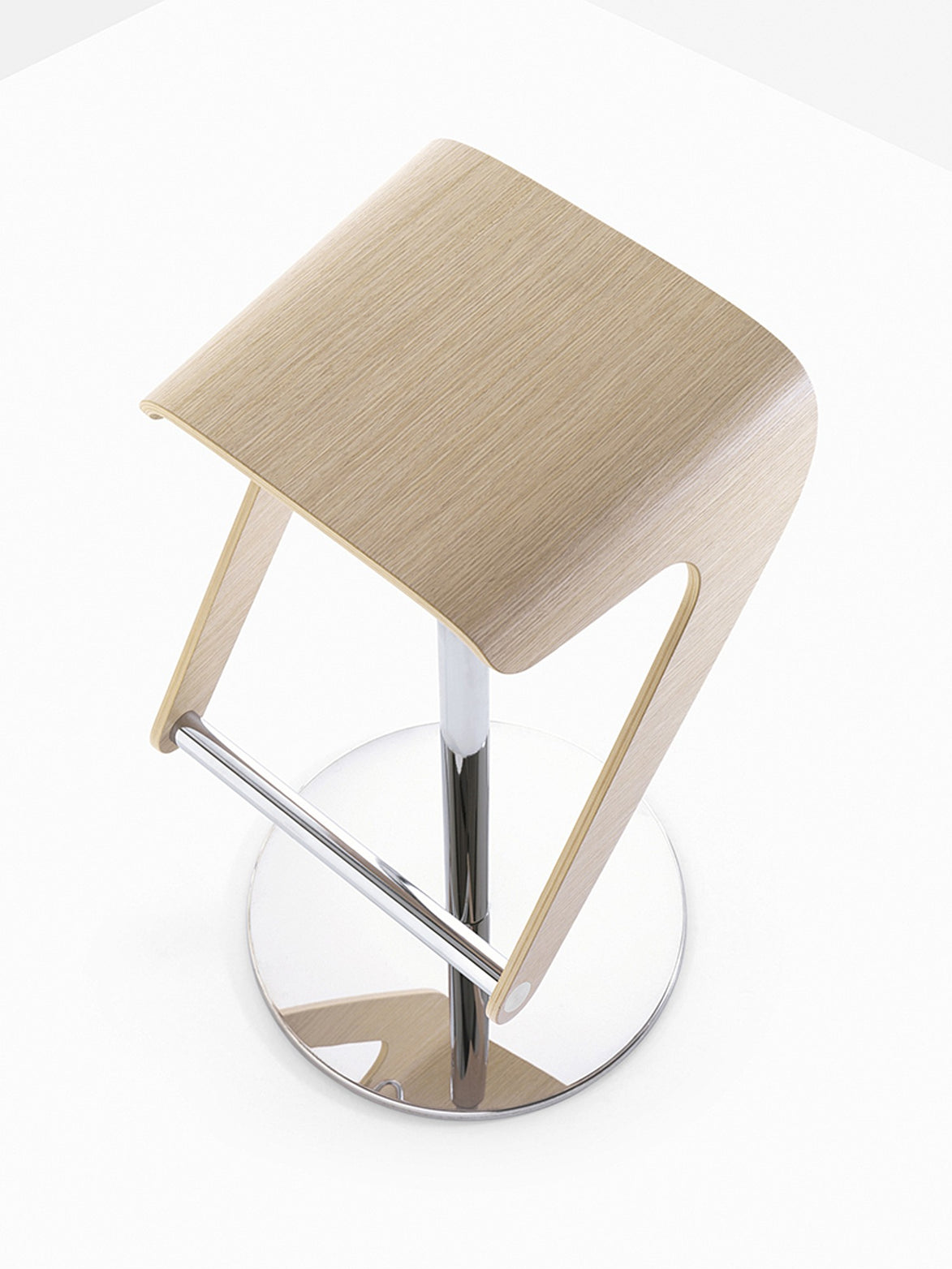 Détail de l'assise en chêne du tabouret Woody